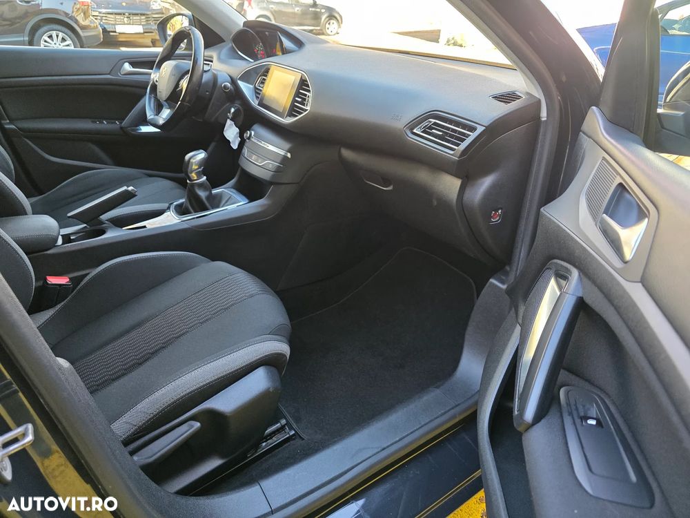 Peugeot 308 1.2 L PureTech Turbo S&S Allure - 15