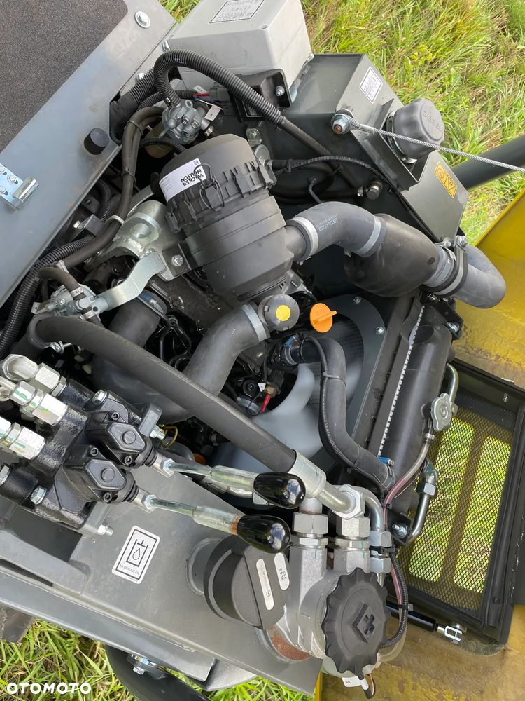 Wacker Neuson D01 1001 Nowe Wozidło Budowlane Rolnicze 4x4. Ładowność 1 tona. Wysokie podnoszenie+KIPER Wysoki! Maszyna sprowadzona z Norwegii. Jest to nowa maszyna przebieg 4.4 mtg.  Kupione w Norweskim salonie z Ekspozycji sklepowej! Stało tylko na pokaz! Silnik Yanmar 3cyl. Potężna moc a maszyna bardzo mała i zwinna. Szybka wolna jazda. Oświetlenie rozbudowane. Wielka Okazja! Jazda Rewers. Hydrostatic! Wielka Okazja - 16