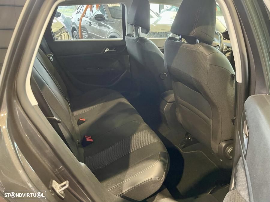 Peugeot 308 SW 1.2 PureTech Allure Pack EAT8 — fotografia 27