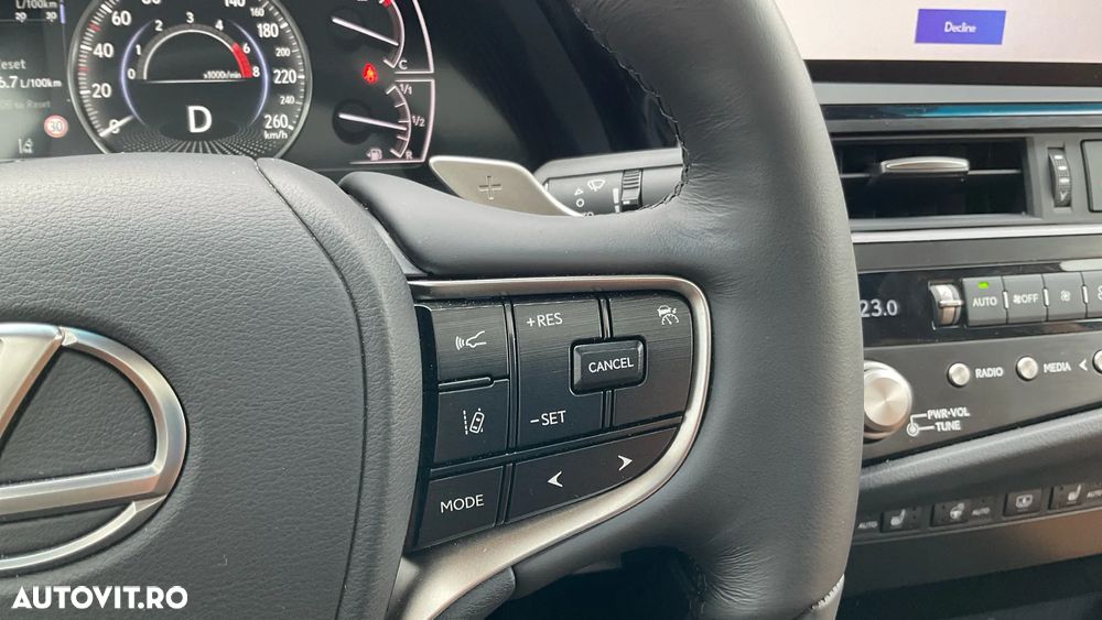 Lexus Seria ES 300h 2.5 TNGA HV 25H- 4X2 CVT Luxury - 8