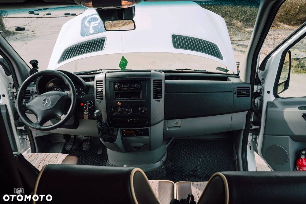 Mercedes-Benz 519 - 39