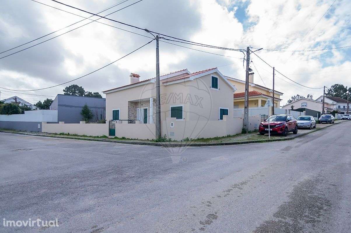 Moradia isolada T2+2 para venda na Quinta do Conde - Grande imagem: 3/42