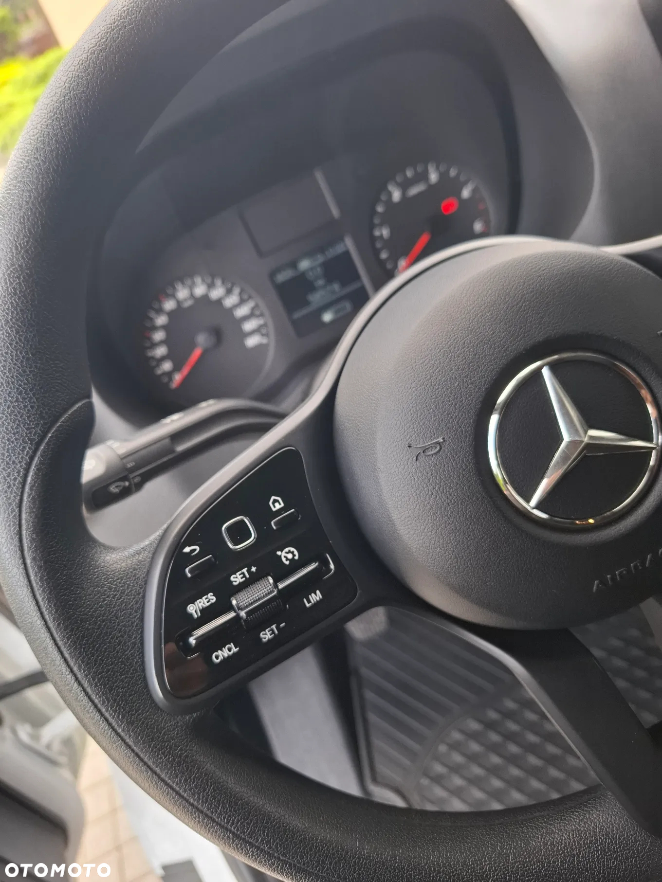 Mercedes-Benz Sprinter - 11