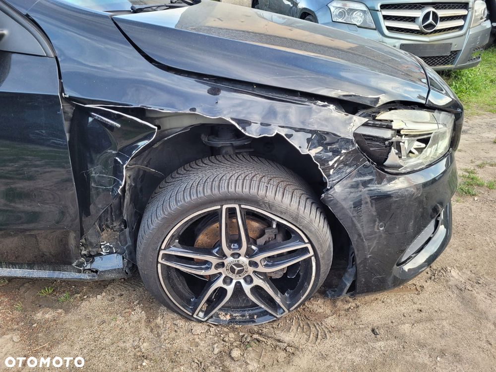 Mercedes-Benz Klasa A 180 (BlueEFFICIENCY) 7G-DCT AMG Sport - 4