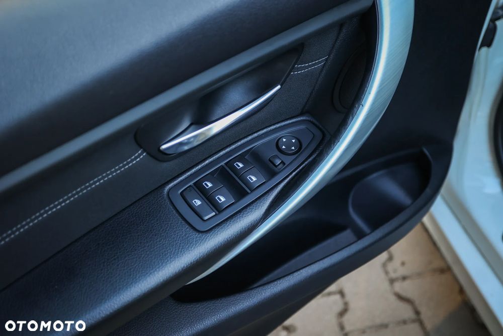 BMW Seria 3 320d Sport Line - 15