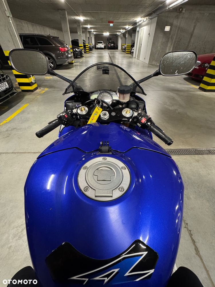 Yamaha R1 - 8