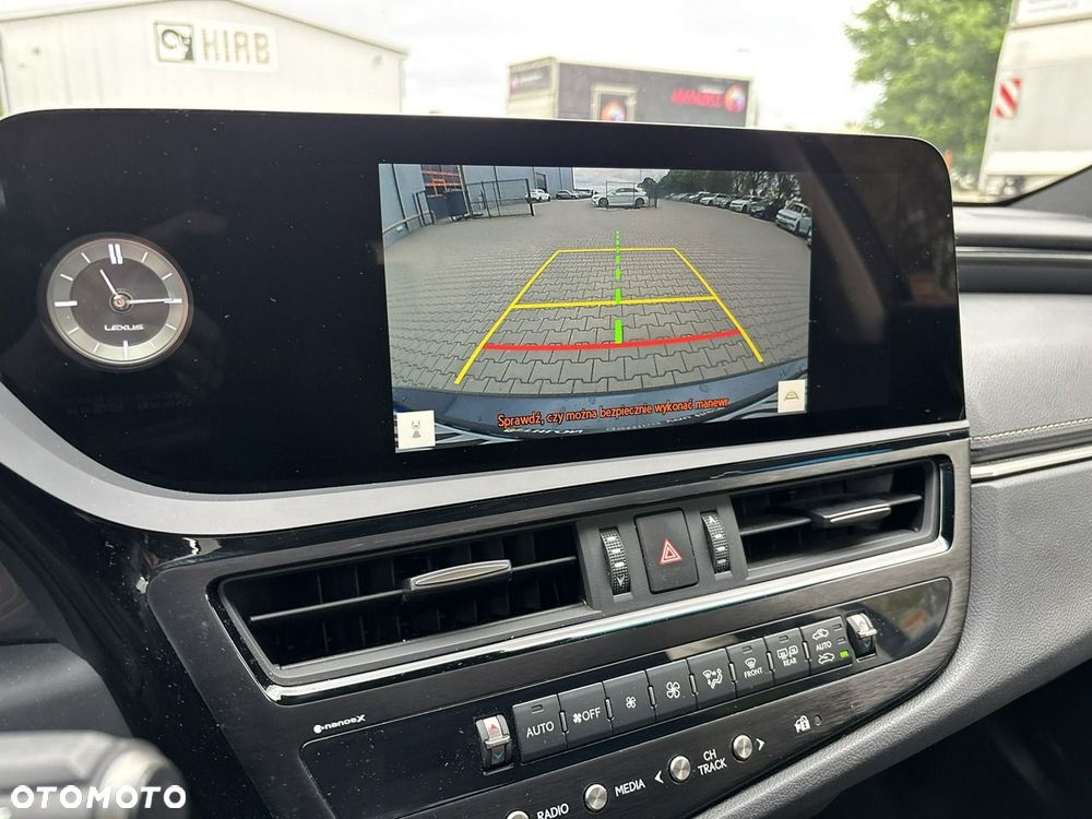 Lexus ES 300h Business Edition - 23