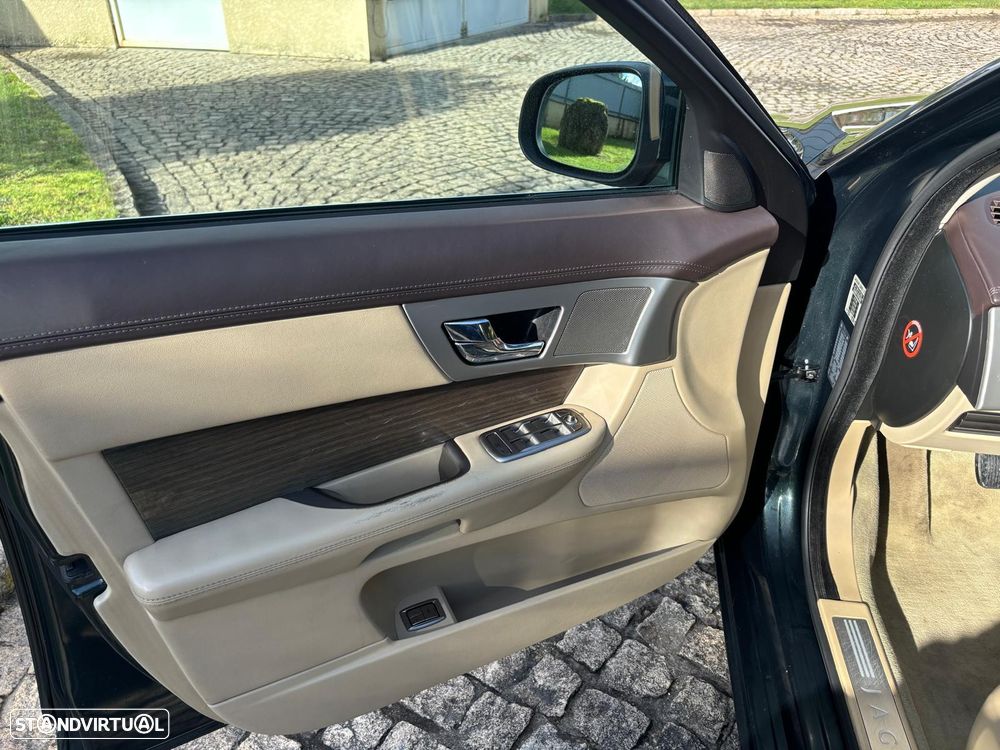 Jaguar XF 2.7 D V6 Premium Luxury - 14
