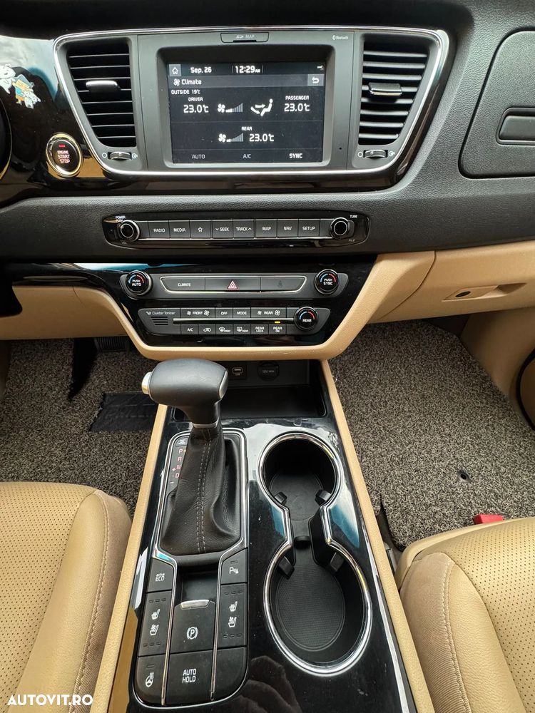 Kia Carnival - 12