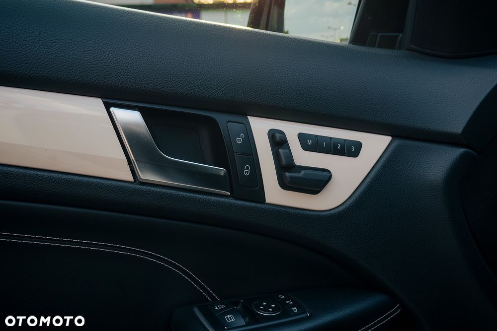 Mercedes-Benz Klasa C 250 CGI BlueEff - 27