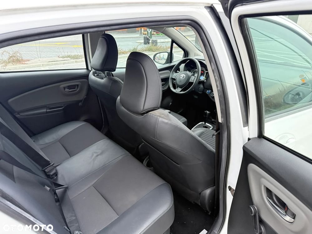 Toyota Yaris Hybrid 100 Premium - 13