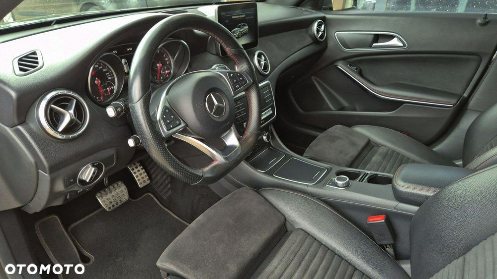 Mercedes-Benz CLA 200 7G-DCT AMG Line - 13