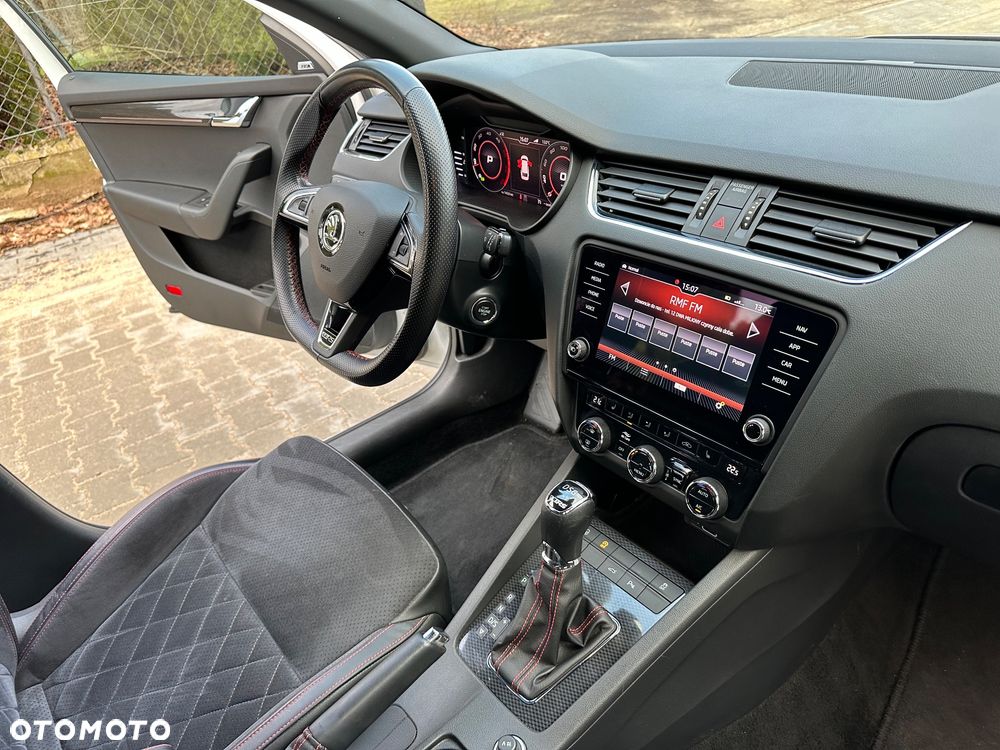 Skoda Octavia Combi 2.0 TDI DSG RS - 22