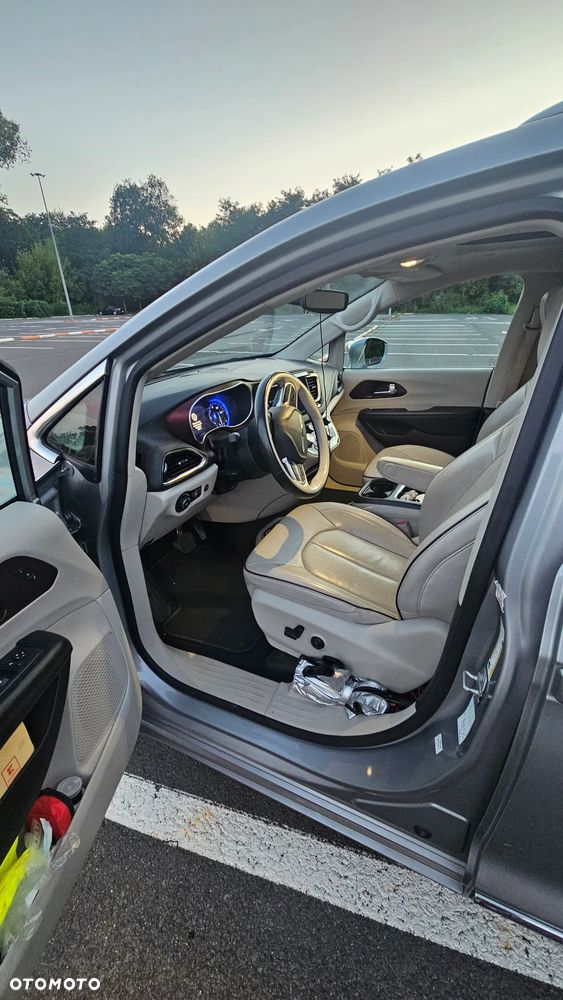 Chrysler Pacifica - 8