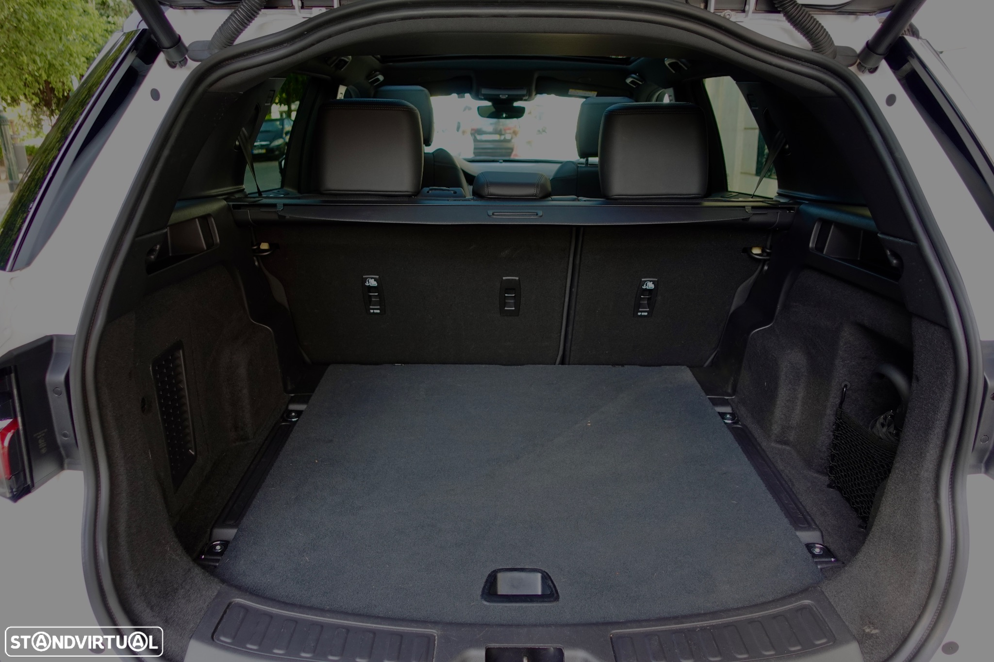 Land Rover Discovery Sport 1.5 I3 P300e AWD R-Dynamic SE - 28