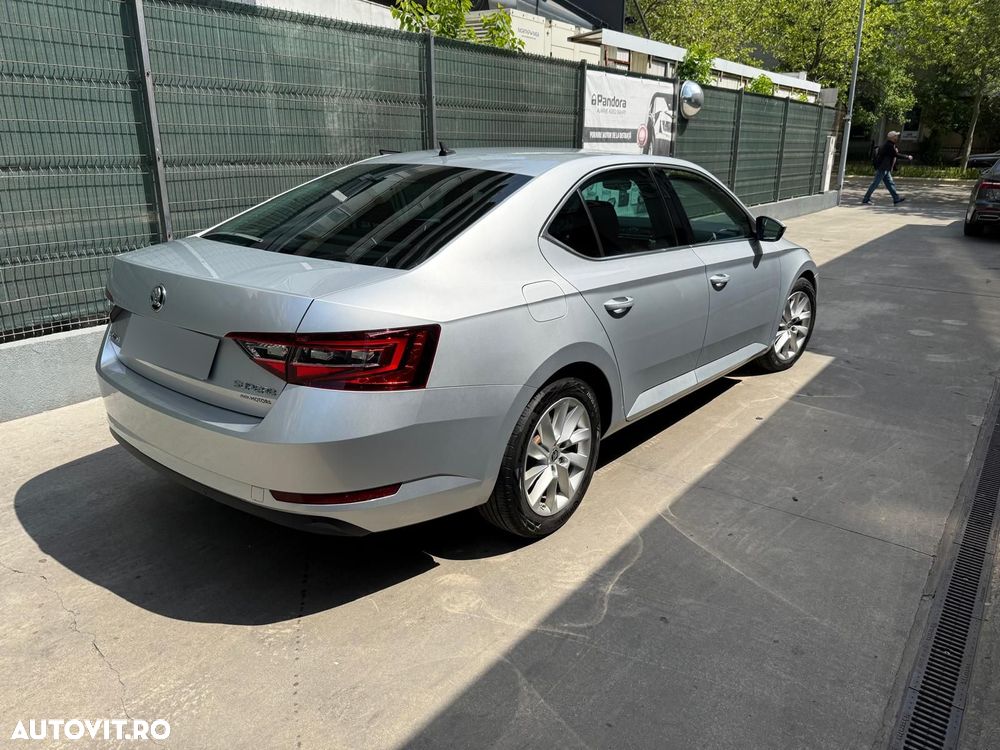 Skoda Superb 2.0 TDI DSG Ambition - 8