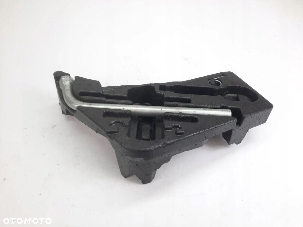 WKŁAD BAGAŻNIKA NARZĘDZIA KLUCZ AUDI Q7 4L 4L0012113E - 2