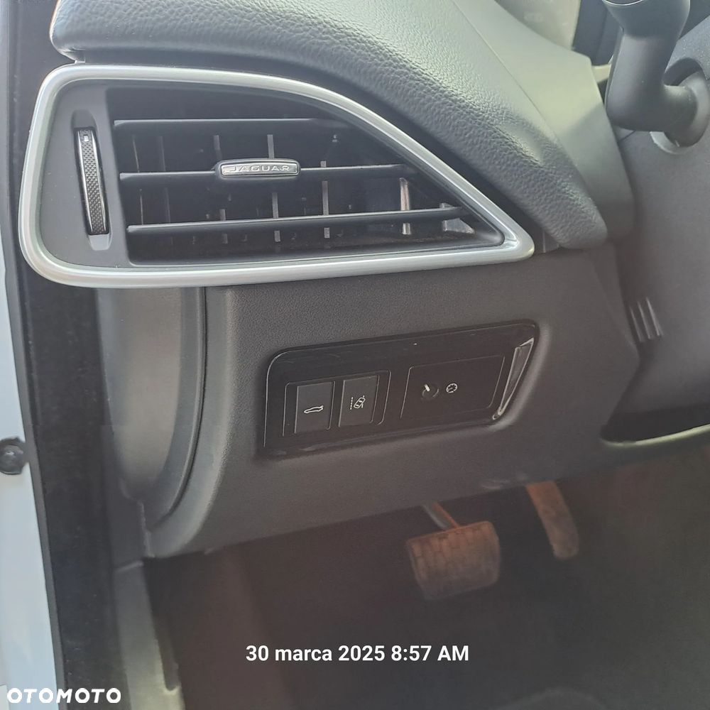 Jaguar XE 2.0 D Portfolio - 28