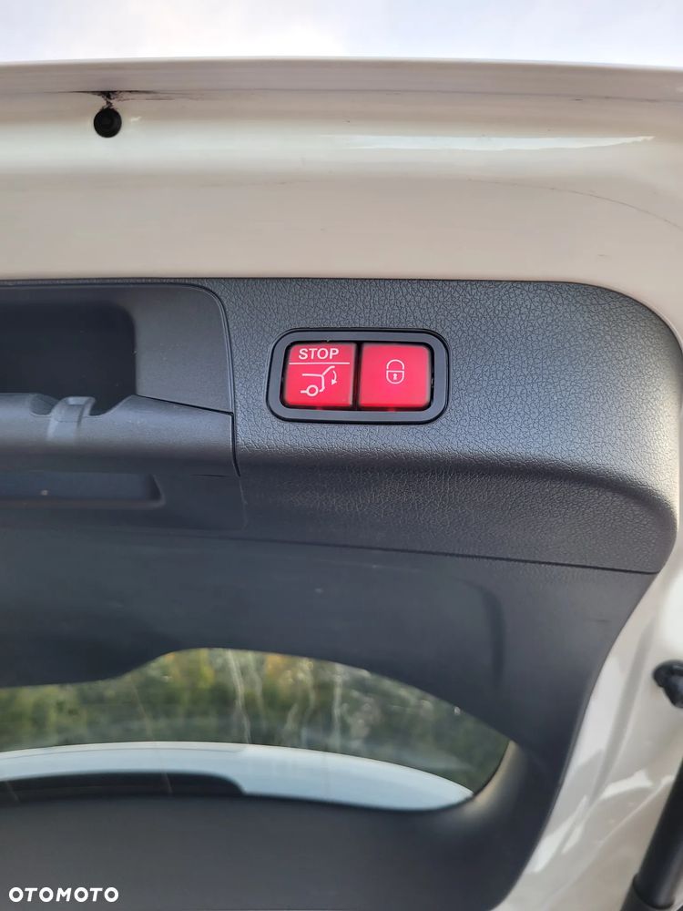 Mercedes-Benz GLB 250 4-Matic AMG Line 8G-DCT - 22