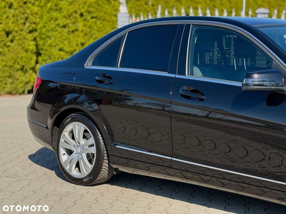 Mercedes-Benz Klasa C 180 CGI Automatik BlueEFFICIENCY Avantgarde - 23