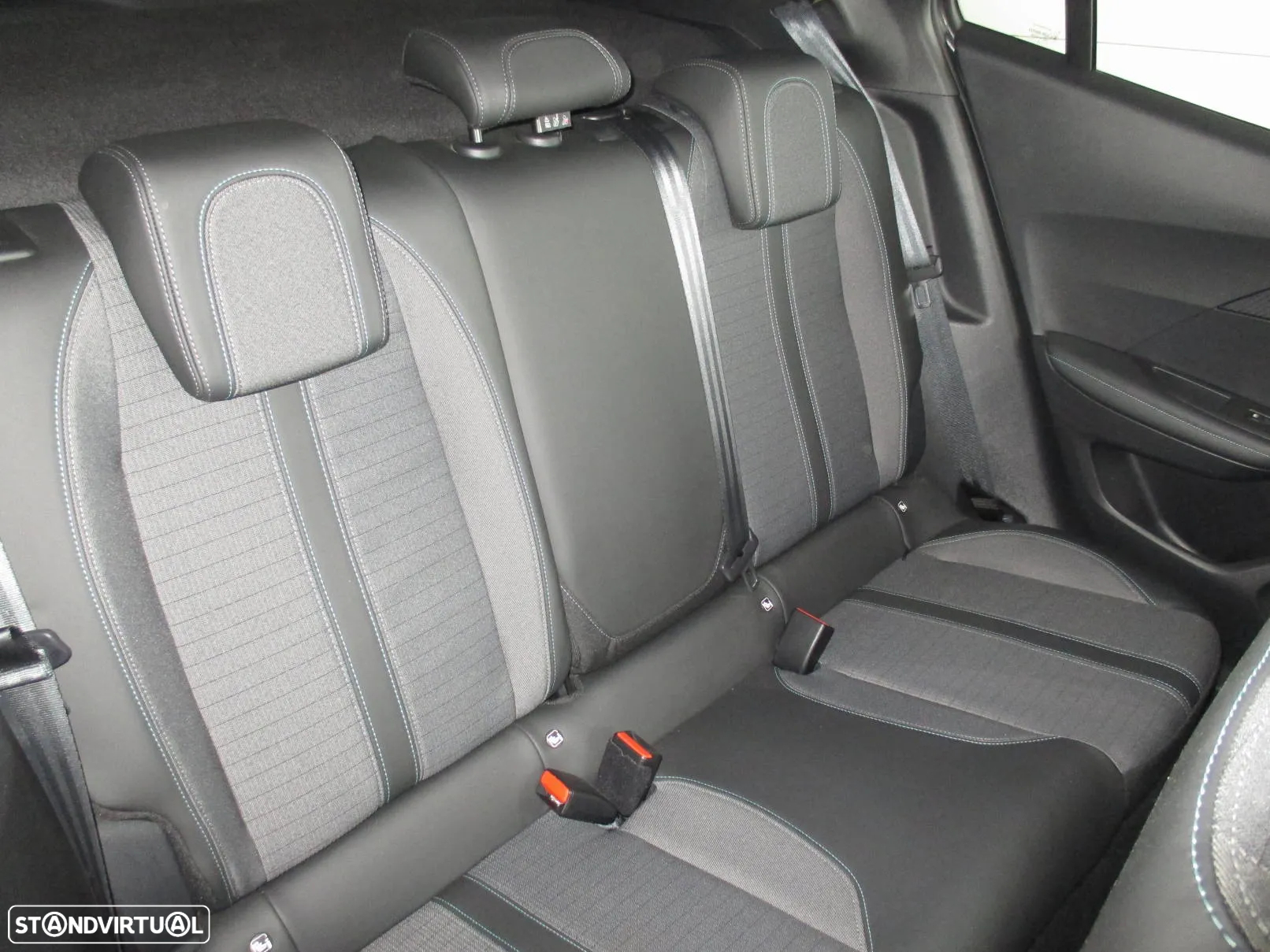 Peugeot 2008 1.5 BlueHDi Allure Pack - 16