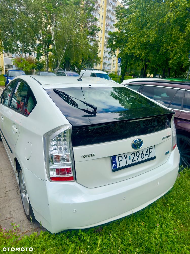 Toyota Prius (Hybrid) - 4