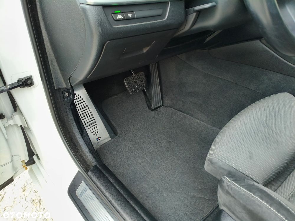BMW Seria 5 525d xDrive - 24
