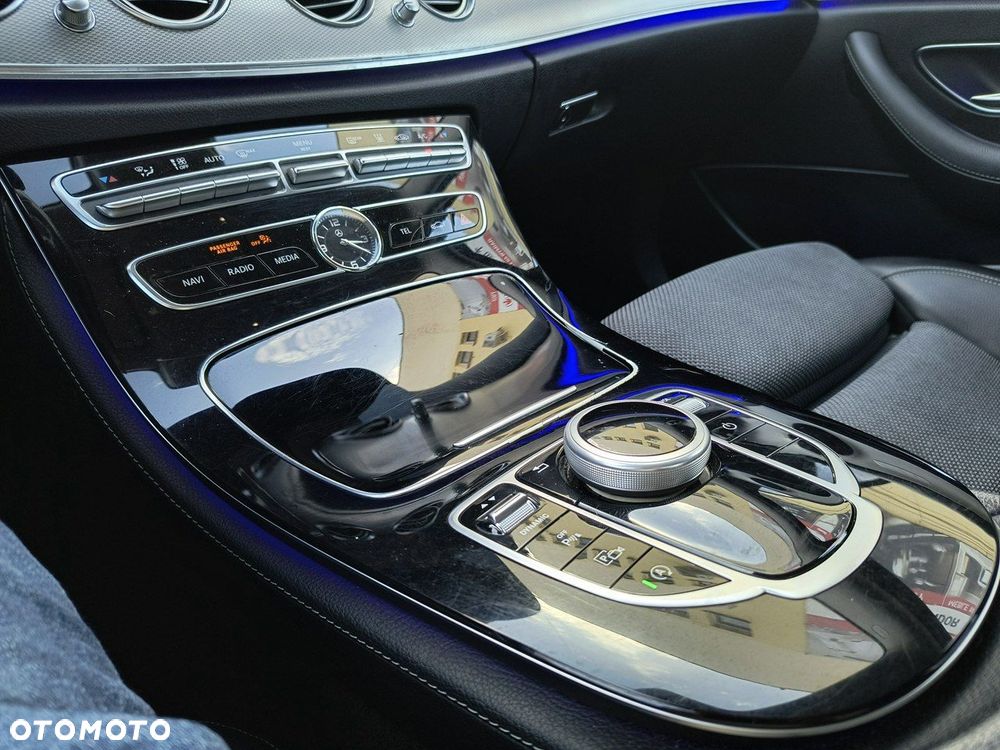 Mercedes-Benz Klasa E 400 4-Matic 9G-TRONIC - 21