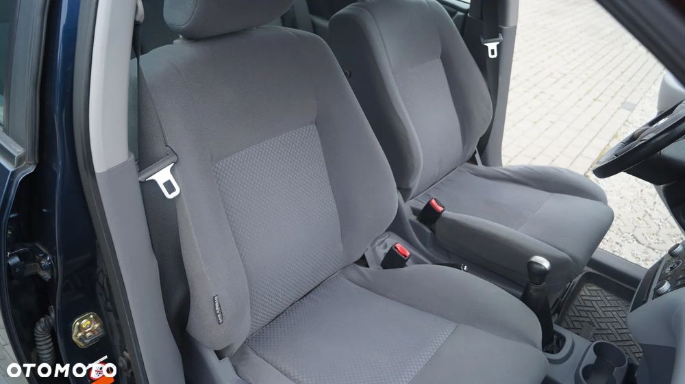 Nissan Almera Tino 1.8 Visia - 15