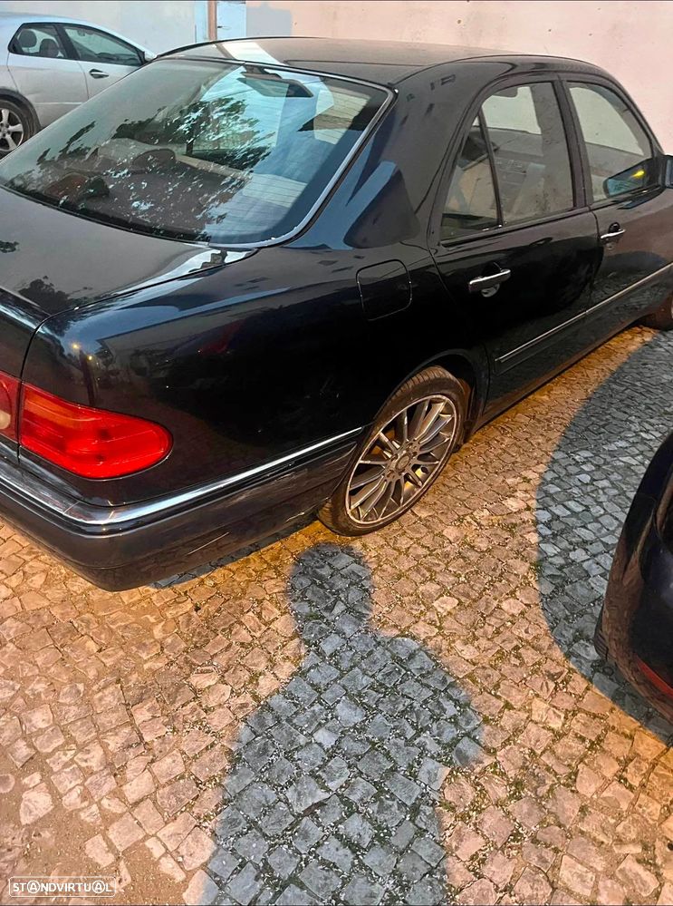 Mercedes-Benz E 220 D Elegance - 4