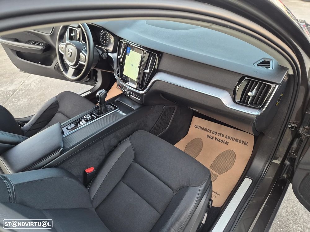Volvo V60 2.0 D3 Momentum Plus - 33