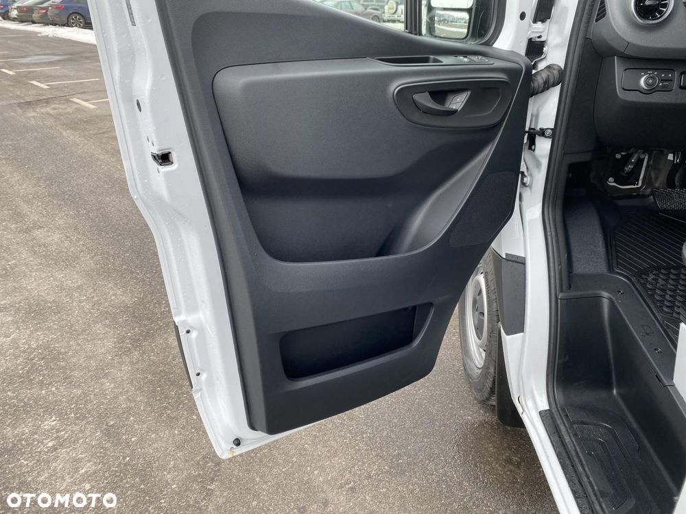 Mercedes-Benz Sprinter - 11