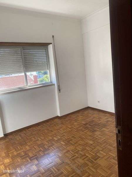 Vende-se T2_Av. Marquês de Pombal - Grande imagem: 5/8