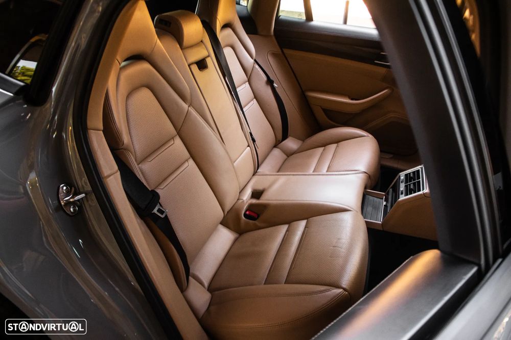 Porsche Panamera 4 E-Hybrid - 35