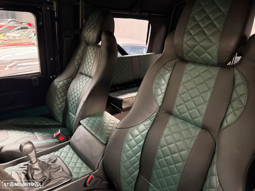 Land Rover Defender - 25