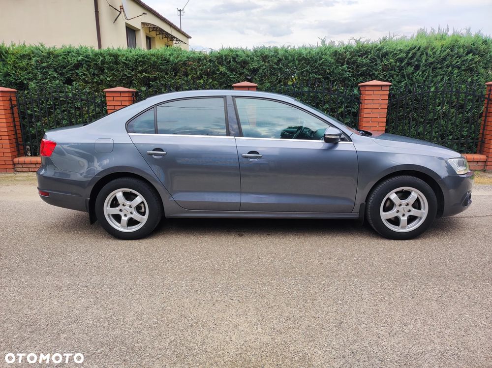 Volkswagen Jetta 2.0 TDI Highline DSG - 4