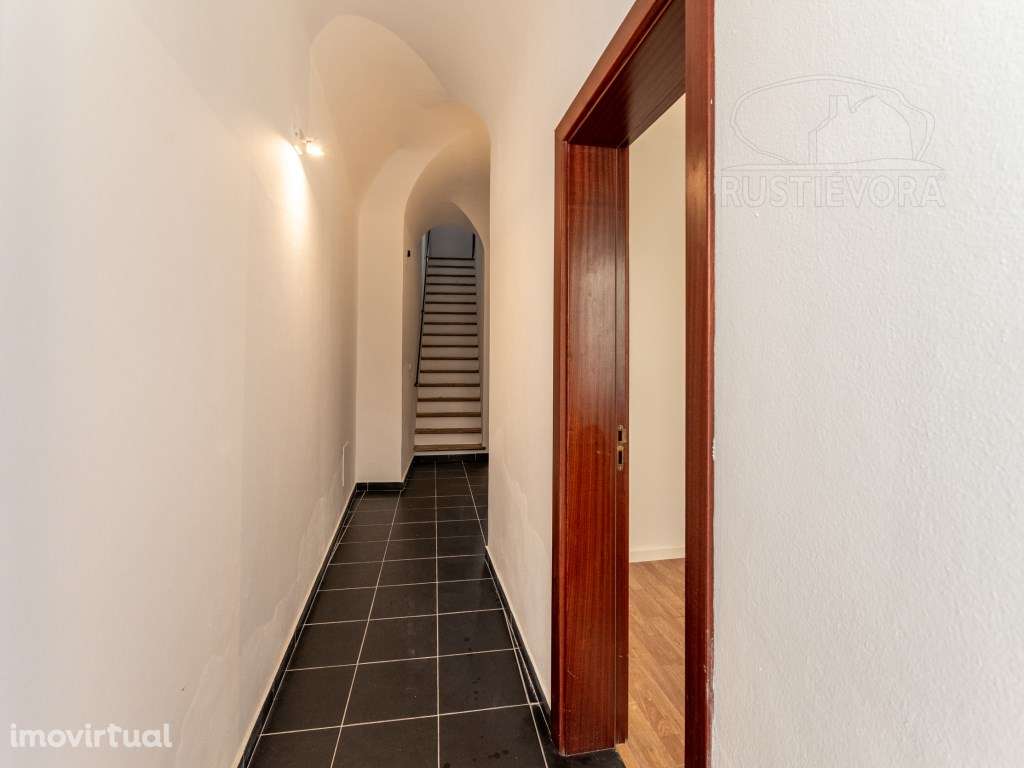 Moradia Unifamiliar de Rés-do-chão e 1º andar T2 + 2 com quintal - Grande imagem: 4/29