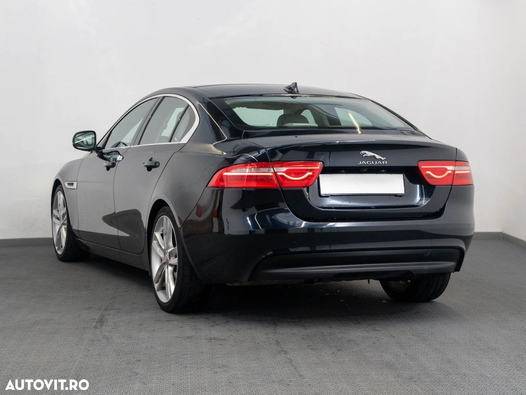 Jaguar XE - 3