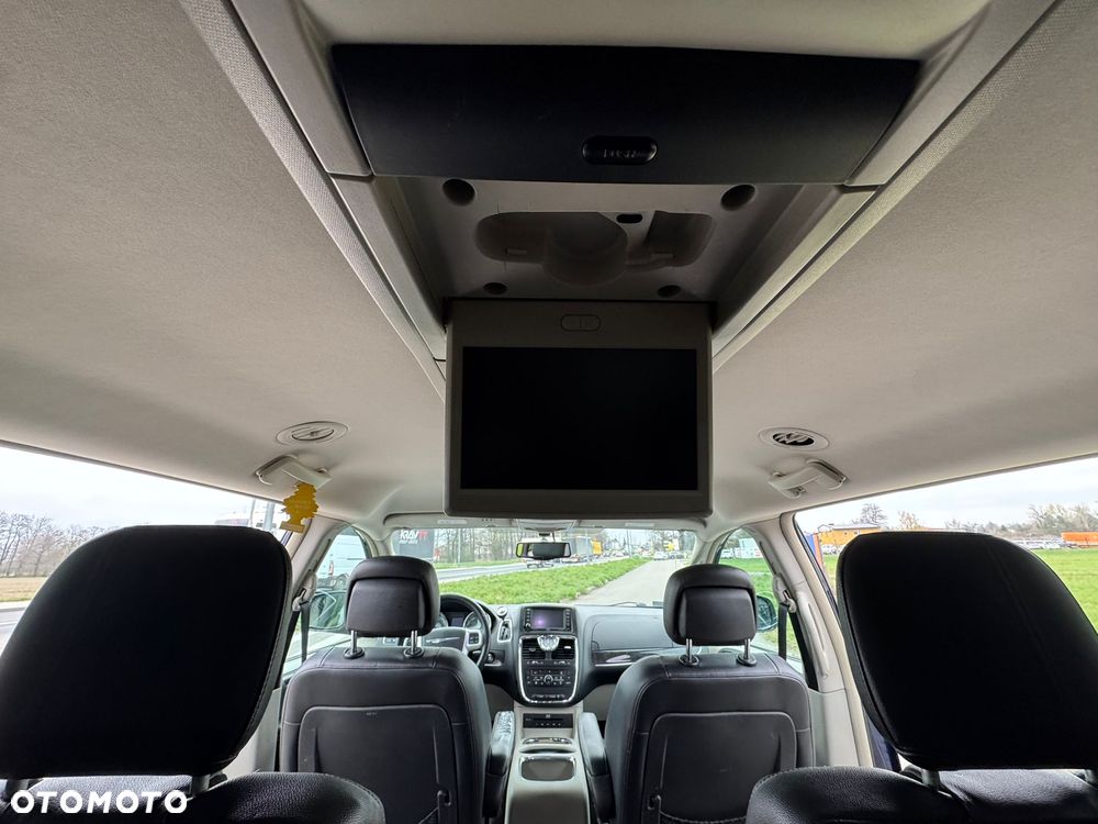 Chrysler Town & Country - 12