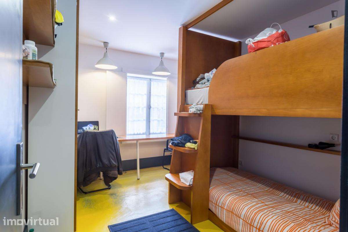 Quarto - localizado em Paranhos Porto - Grande imagem: 2/34