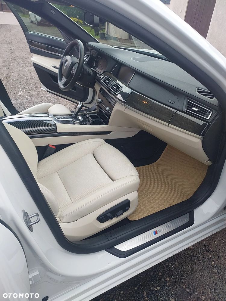 BMW Seria 7 740i - 8