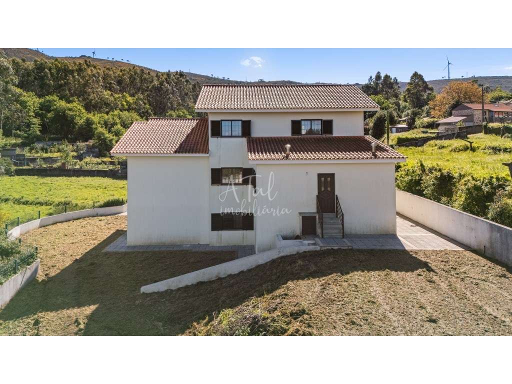 Moradia V4 Nova em Sopo com Grande Espaço Exterior! - Grande imagem: 3/60