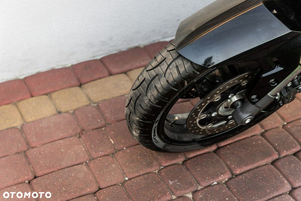 Suzuki GSR - 7