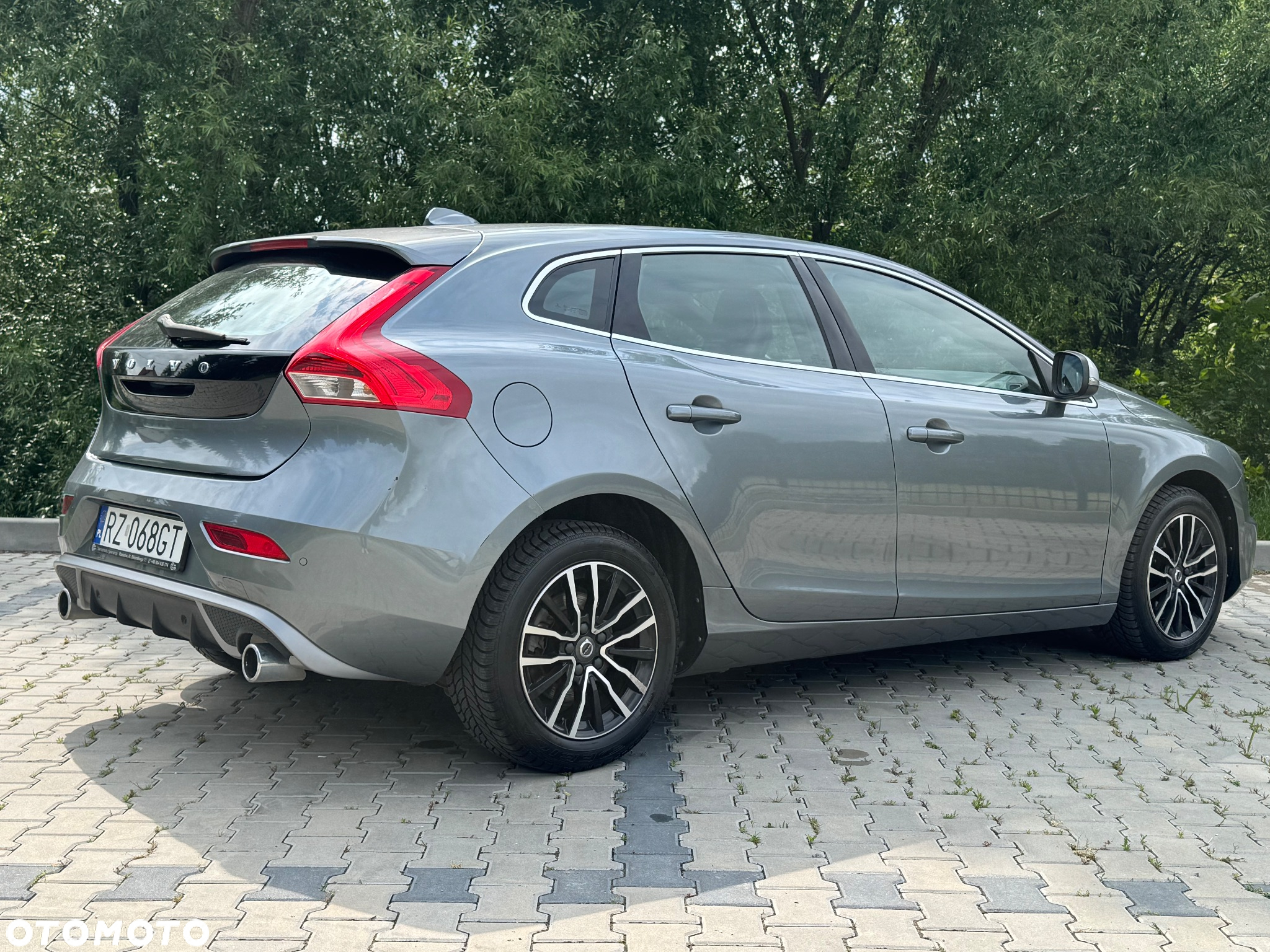 Volvo V40 D2 Drive-E R-Design Momentum - 4