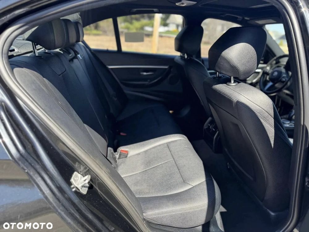 BMW Seria 3 330i xDrive - 17