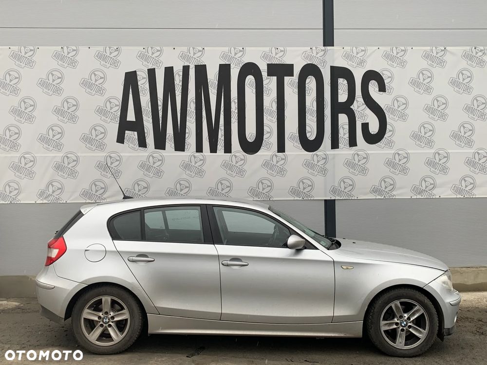 BMW SERIA 1 116 2006 *SAMOCHÓD NA CZĘŚCI* 3890 MASKA, LAMPA, DRZWI, LUSTERKO, ZDERZAK, GRILL, BŁOTNIK, KLAPA, BELKA, DESKA, FOTELE, KANAPA, ĆWIARTKA KIEROWNICA, TARCZE, ZACISKI, ZAWIESZENIE, KOMPLETNY PRZÓD, KOMPLETNY TYŁ, LICZNIK, ZEGARY, PRAWE LEWE PRZÓD TYŁ - 1