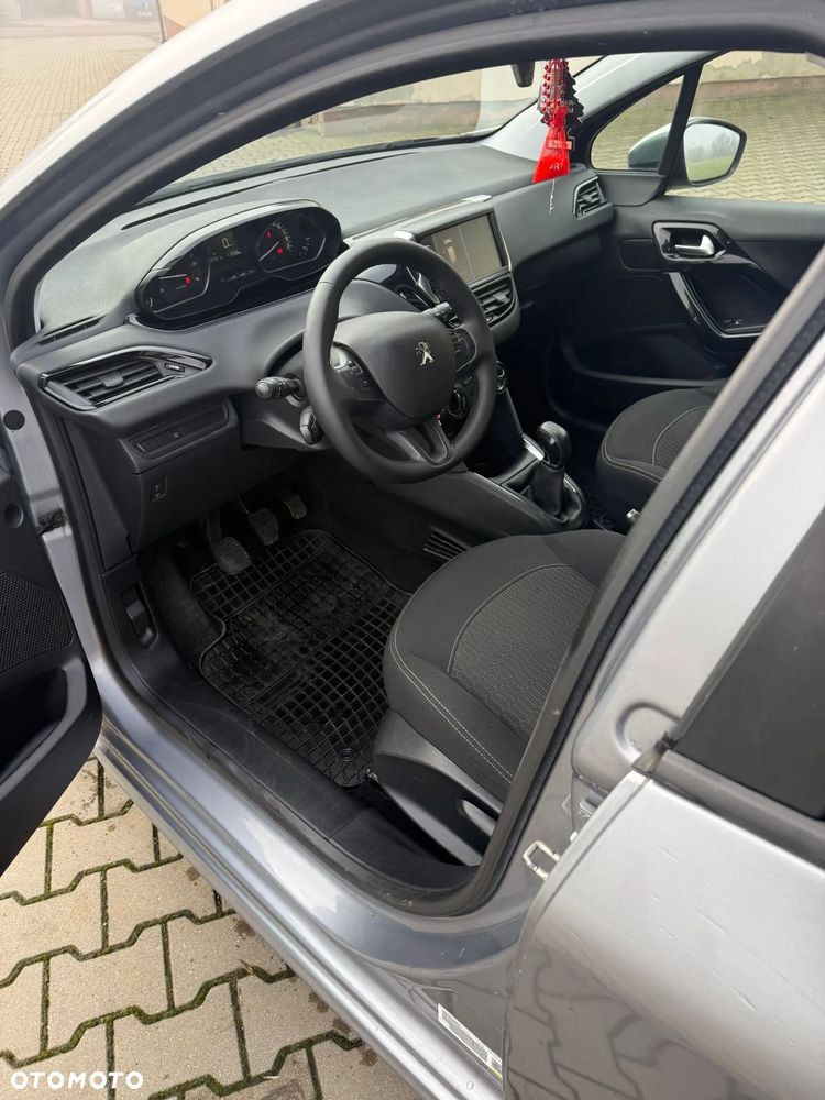 Peugeot 208 - 8