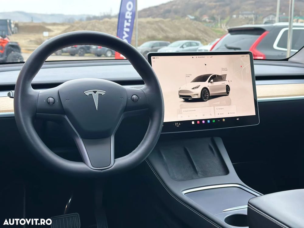 Tesla Model Y - 14