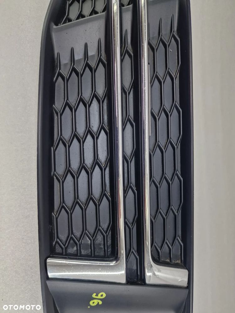 AUDI A4 B9 8W0 S-LINE 15- PRAWA KRATKA BOCZNA ZDERZAKA PRZEDNIEGO PRZÓD , NR 8W0807682F , NR AUKCJI D/96 - 3