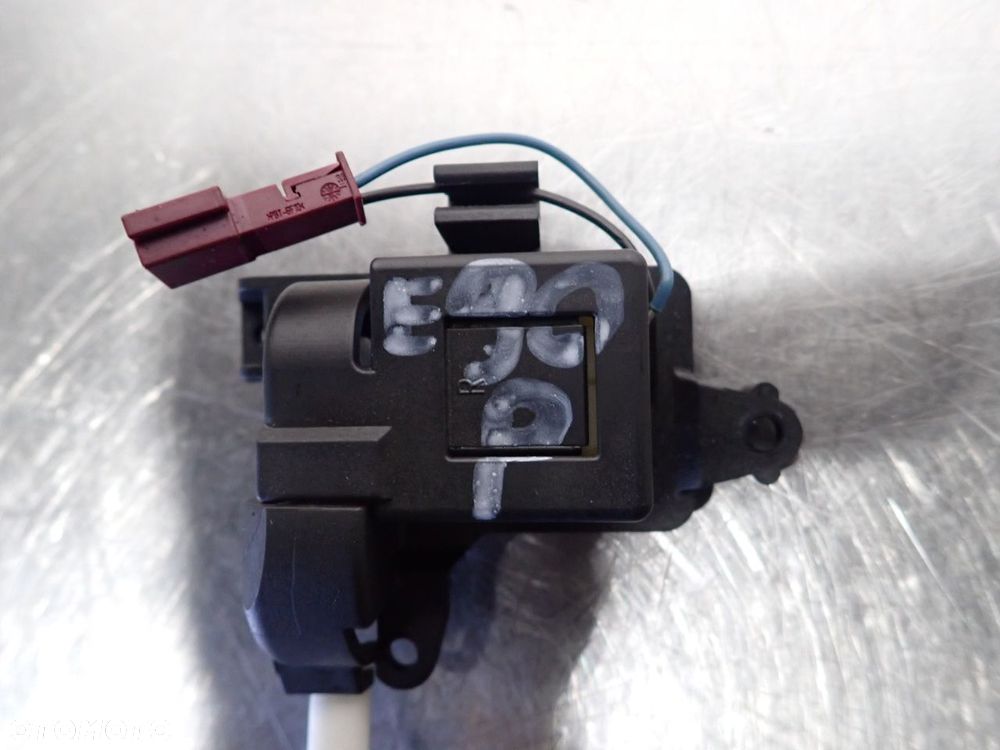 UCHWYT MOCOWANIE ROLETY PRAWY BMW E91  897200240000 - 4